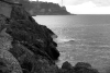 La mer se brisant sur les rochers de Rauba Capeu, avec le Cap de Nice en fond, Nice, France.