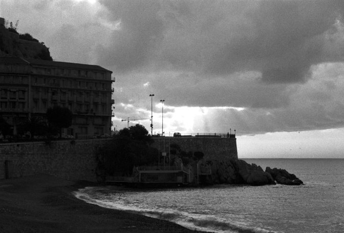 Ciel lourd que viens fendre un rayon de lumiere, vers le quai Rauba Capeu, Nice, France