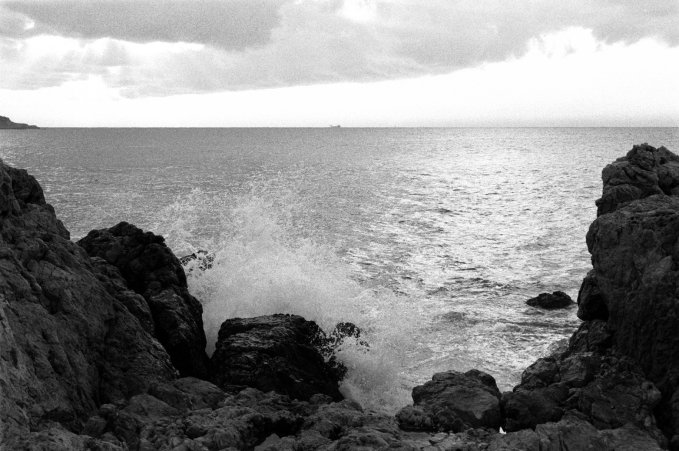 Vagues se brisant sur les rochers de Rauba Capeu, Nice, France