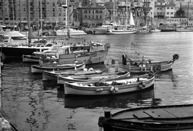 Des pointus, bateaux traditionnels Nicois dans le port de Nice.