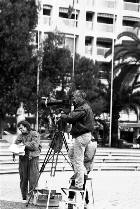 Un vrai photographe en train de faire une session avec deux modeles, jardins de la place massena, Nice, France.