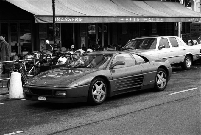 Une Ferrari 348tb devant la brasserie Felix Faure, dans la rue du meme nom, Nice, France