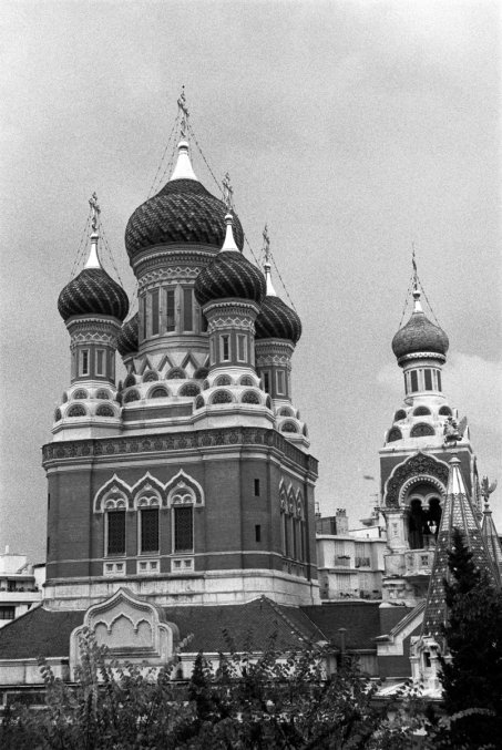 Vue de l'eglise russe, prise du boulevard Tsarevitch. Cette eglise est encore utilisee pour le culte orthodoxe, Nice, France.