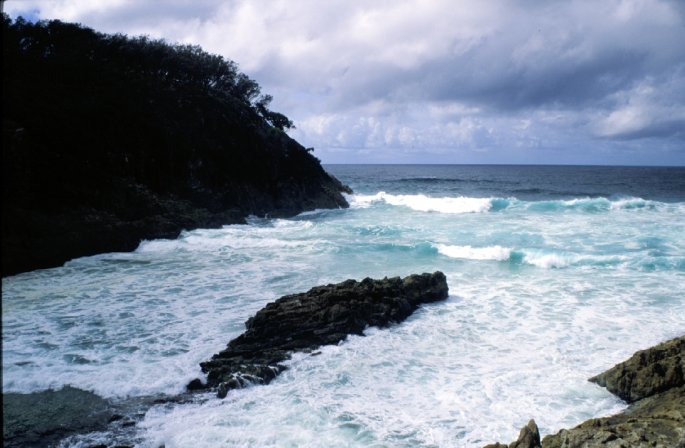 Some nice waves breaking in a small gulf on an island in front of Brisbane