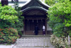 People discussing in small entry, in a big temple place, near Kamakura station, I don't remember the name...