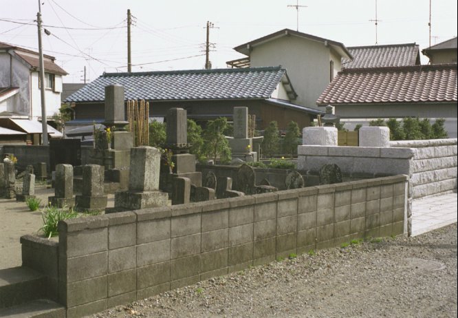 In the labyrinth of small streets, in Tsujido, here is a very small cemetary.