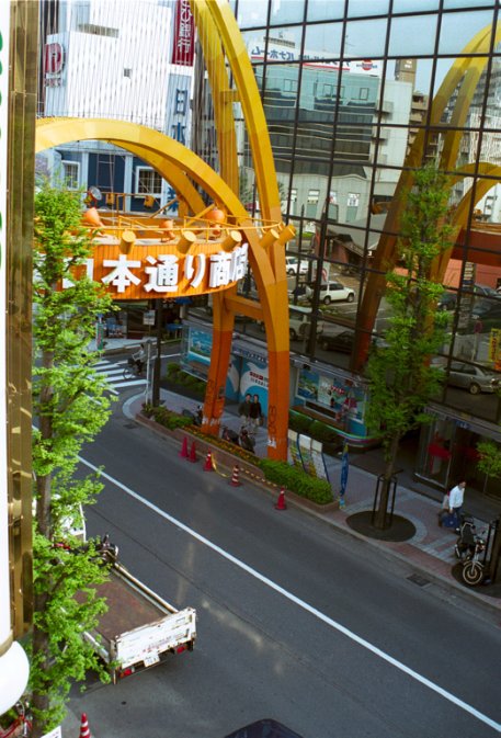 A kind of gate near Fujisawa station, as seen from a nice gaming center.