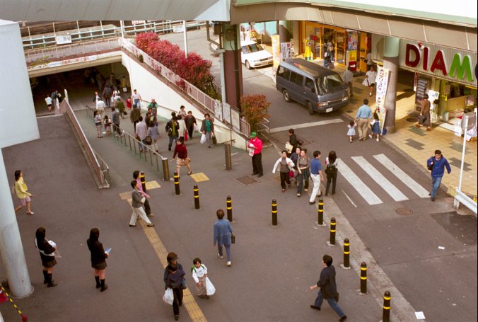 People going to the other side of the tracks using an underway, right to Fujisawa station