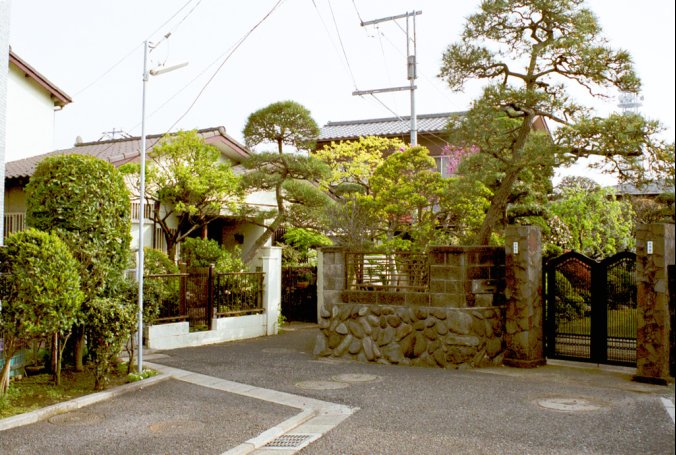 A nice and green place contrasting with the modernity of Fujisawa station area.