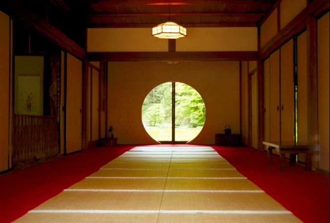 A view from the quiet interior of a room, with a nice round window with a view on the park. It should be in Meigetsu-in, if my memory is good