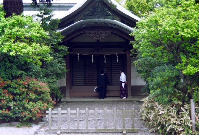 People discussing in small entry, in a big temple place, near Kamakura station, I don't remember the name...