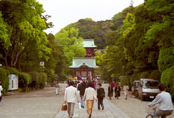 A view of the gate and the temple over it, in a big temple place, near Kamakura station, I don't remember the name...