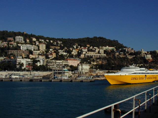 Le ferry entrant dans le port et sur le point de faire un frein a main