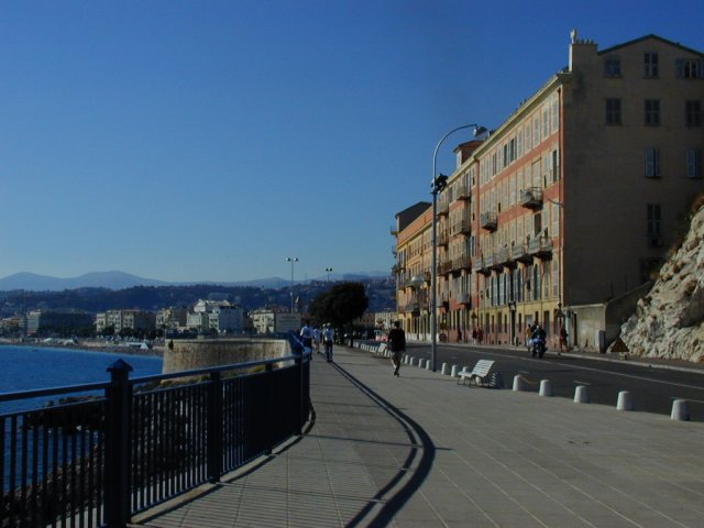 Depuis Rauba capeu, la baie des anges et les prealpes grassoises