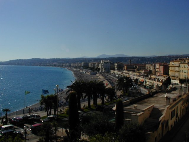 En montant vers la tour Bellanda, vue sur la plage