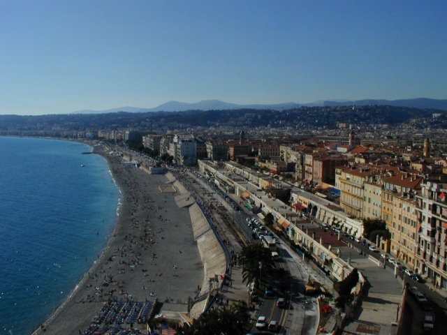 En montant vers la tour Bellanda, vue sur la plage