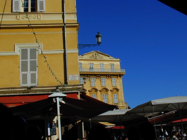 Couleurs pastel des batiments et bleu azur