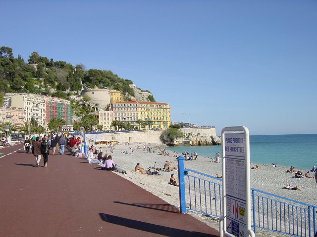 La plage des ponchettes, avec vue de la colline du chateau et de rauba-capeu