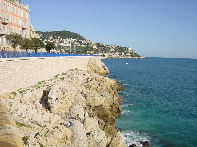 Vue du quai et du cap de Nice, prise depuis le cadran solaire.