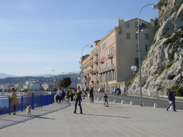 Vue vers la ville, depuis l'autre bord du quai