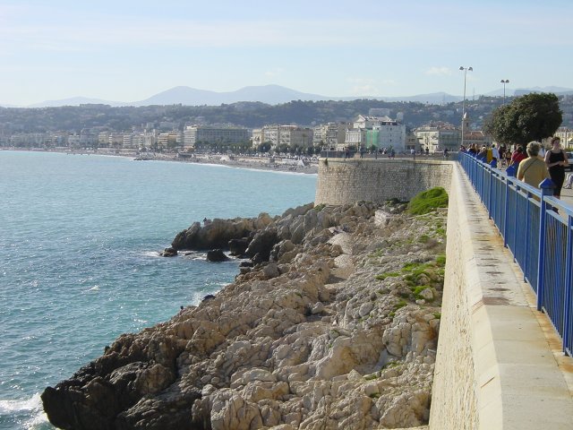 Les rochers longeant le quai, bien agreable le matin