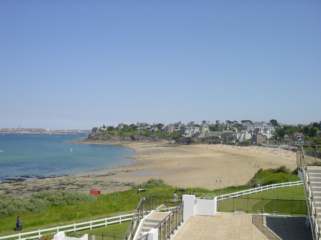 Vue de l'hotel Novotel Thalassa, vers St Malo, a maree basse