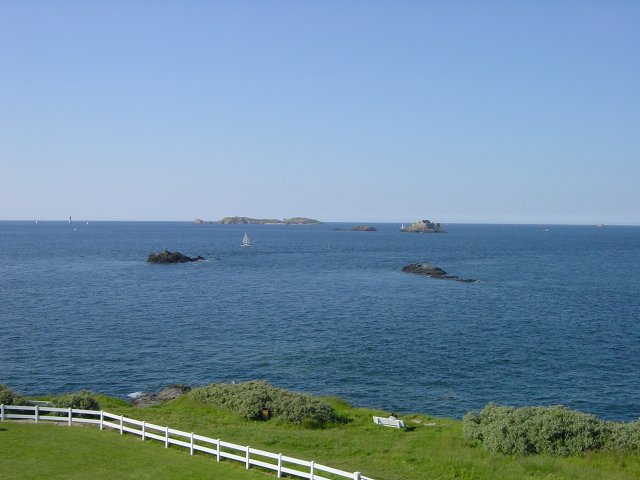 Les petites iles au large de Dinard, a maree haute