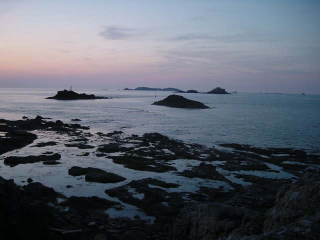 Au couchant, les petites iles en face de Dinard, a maree descendante