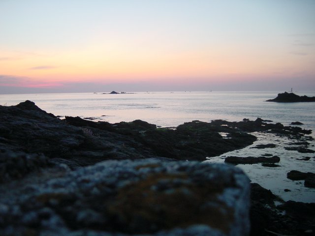 Au couchant, les petites iles en face de Dinard, a maree descendante