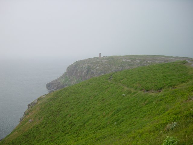 Vue de la pointe du cap depuis le phare, la pluie et le manque de parapluie empechant d'aller au bord