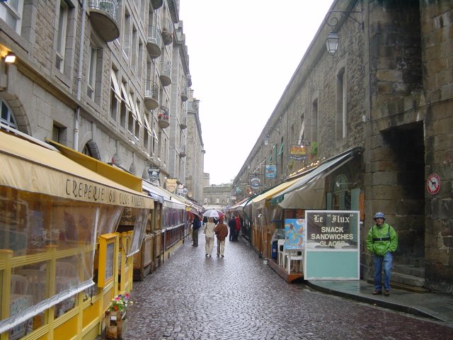 Rue le long des remparts, de la Grande Porte vers la porte St Vincent