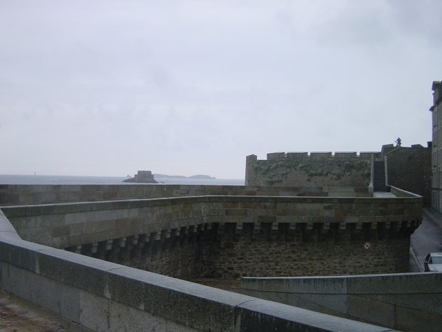 Les remparts ouest, au dessus de la Porte de Dinan