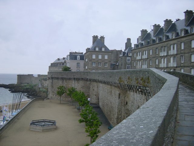 Sue les remparts nord, en allant vers la tour de Bidine