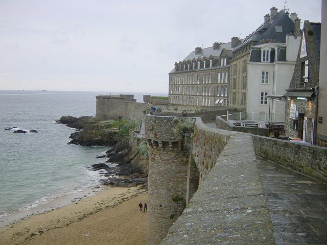 Sue les remparts nord, en allant vers la tour de Bidine