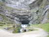 Vue de la source et de la grotte, ainsi qu'une partie de la falaise la surplombant. Doubs, France