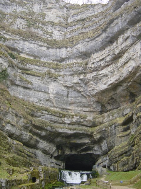 Vue verticale montrant l'aplomb et les strates de la falaise. Doubs, France