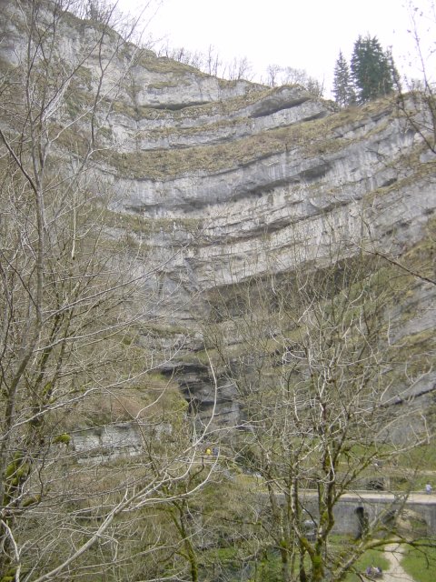 Vue des strates de la falaise, ainsi qu'un bout du pont passant au dessus de la Loue. Doubs, France