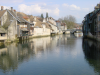 La Loue a Ornans, vue en amont, vers le pont. Doubs, France.