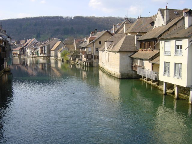 La Loue a Ornans, les traces des multiples inondations sont visibles sur les facades des maisons. Doubs, France.