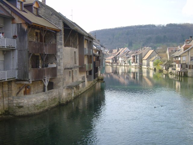 La Loue a Ornans, les traces des multiples inondations sont visibles sur les facades des maisons. Doubs, France.