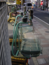 Vue detaillee des amortisseur a marchandise des tricycles de livraison. Tsujido, Kanagawa, Japon.