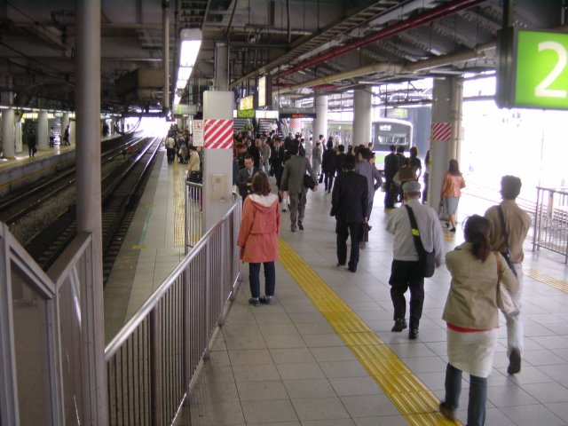 Sur le quai de la Yamanote, a la gare de Shinagawa Tokyo, Japon.