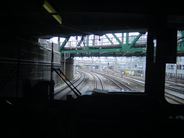 Vue des voies, toujours pris du dernier wagon du train. Tokyo, Japon.