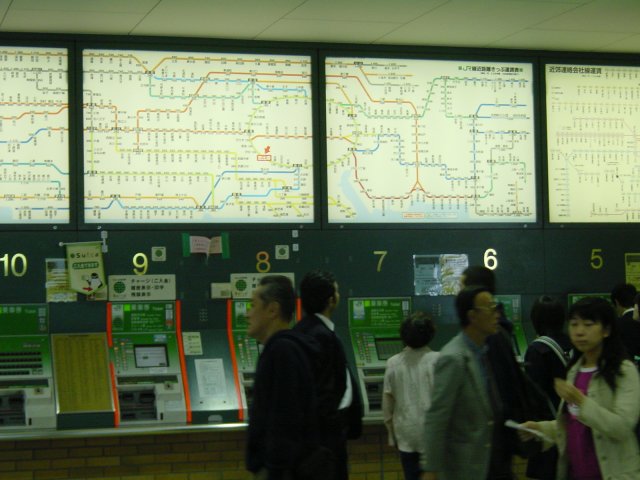 Billeterie automatique de la gare d'Ebisu, avec au dessus la carte de correspondance lieu/prix. Tokyo, Japon.