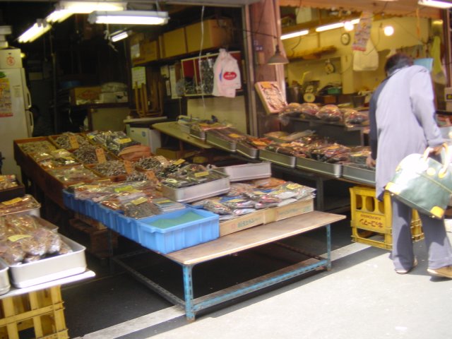 Le marche au poisson de Tokyo, un etal d'un des nombreux magasins de produits derives de la mer. Tokyo, Japon.