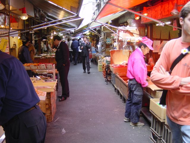 Etals de Tsukiji, tous les styles s'y cotoient, meme le port de la marguerite est accepte. Tokyo, Japon.