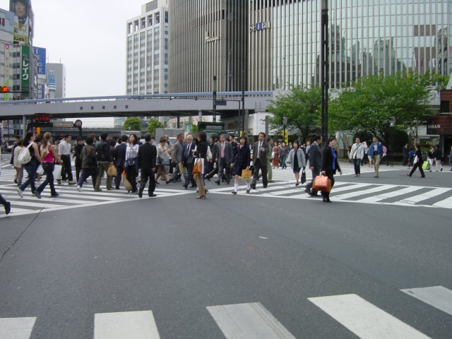 Les voitures laissent la place au deferlement humain. Tokyo, Japon.