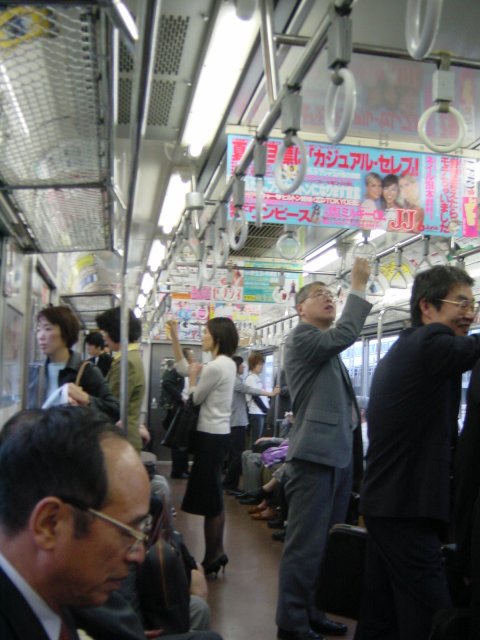 Le train, quasiment desert. Tokyo, Japon.