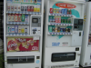 Distributeurs de diverses boissons, dont du the vert, du cafe/cafe au lait. Un distributeur sage! Tsujido, Kanagawa, Japon.