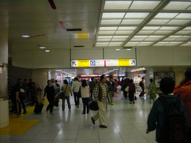 Gare de Tokyo, en route vers le Shinkansen a destination de Kobe. Tokyo, Japon.